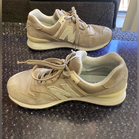 New Balance Men’s 7.5 / Women’s 9 NB Beige Sneakers - Picture 3 of 9